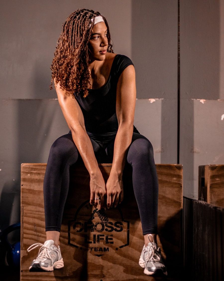 Sentada no caixote de treino